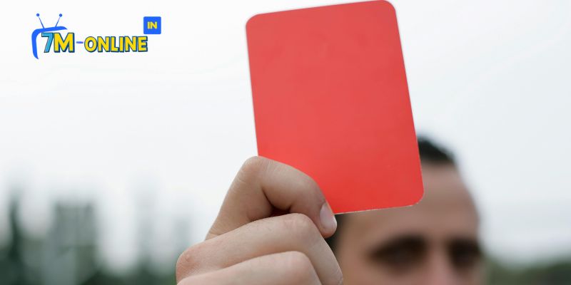Trọng tài đưa ra quyết định